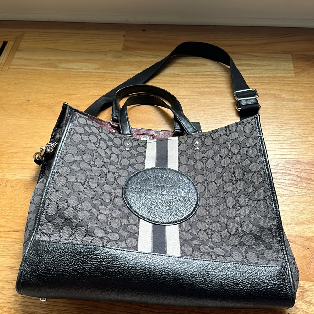 Xx large coach tote with shoulder strap